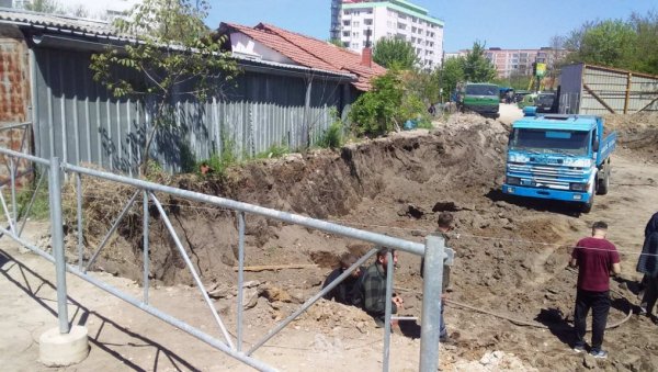 ПОТКОПАВАЈУ НАМ ТЕМЕЉЕ И ОПСТАНАК: Фирма у власништву Албанца својим грађевинским радовима угрожава кућу породице Миљковић у Липљану ПОТКОПАВАЈУ НАМ ТЕМЕЉЕ И ОПСТАНАК: Фирма у власништву Албанца својим грађевинским радовима угрожава кућу породице Миљковић у Липљану
