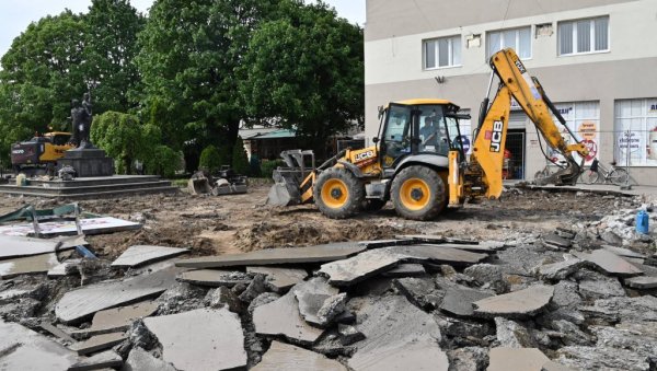 ДОЧЕКАЛИ ОБНОВУ ПОСЛЕ ТРИ ГОДИНЕ: До краја јула крај велике реконструкције тргова у Јакову и Добановцима ДОЧЕКАЛИ ОБНОВУ ПОСЛЕ ТРИ ГОДИНЕ: До краја јула крај велике реконструкције тргова у Јакову и Добановцима