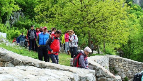 ОСВОЈИЛИ ПЕЋИНУ ПОДНО ПЕТРУСА: Почела сезона, па организоване групе планинара све чешће походе канјон Црнице код Забреге ОСВОЈИЛИ ПЕЋИНУ ПОДНО ПЕТРУСА: Почела сезона, па организоване групе планинара све чешће походе канјон Црнице код Забреге