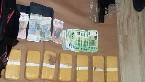 ВЕЛИКА АКЦИЈА ПОЛИЦИЈЕ У БЕОГРАДУ: У локалу затекли мушкарца с потернице - Заплењено пет килограма хероина, оружје, експлозив (ФОТО/ВИДЕО) ВЕЛИКА АКЦИЈА ПОЛИЦИЈЕ У БЕОГРАДУ: У локалу затекли мушкарца с потернице - Заплењено пет килограма хероина, оружје, експлозив (ФОТО/ВИДЕО)