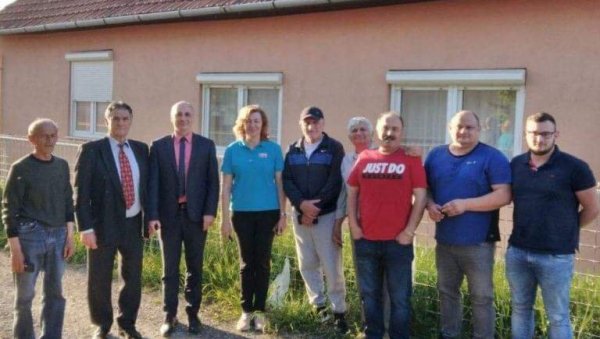 ЈЕЦКОВ И ЈЕРЕМИЋ У МИРКОВЦИМА И СРЕМСКИМ ЛАЗАМА: СДСС је инструмент у рукама српске заједнице (ФОТО) ЈЕЦКОВ И ЈЕРЕМИЋ У МИРКОВЦИМА И СРЕМСКИМ ЛАЗАМА: СДСС је инструмент у рукама српске заједнице (ФОТО)