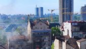 ЈОШ ЈЕДАН ПОЖАР У БЕОГРАДУ: Гори стан на трећем спрату - једна особа на тераси ЈОШ ЈЕДАН ПОЖАР У БЕОГРАДУ: Гори стан на трећем спрату - једна особа на тераси