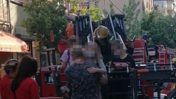 ЕВАКУИСАНО ДВОЈЕ ДЕЦЕ: Прве слике пожара у Сарајевској - брзом акцијом спречена трагедија (ФОТО) ЕВАКУИСАНО ДВОЈЕ ДЕЦЕ: Прве слике пожара у Сарајевској - брзом акцијом спречена трагедија (ФОТО)