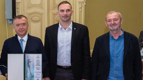 ВРЕДНО ПРИЗНАЊЕ: Владимиру Пишталу уручена награда Тодор Манојловић (ФОТО) ВРЕДНО ПРИЗНАЊЕ: Владимиру Пишталу уручена награда Тодор Манојловић (ФОТО)