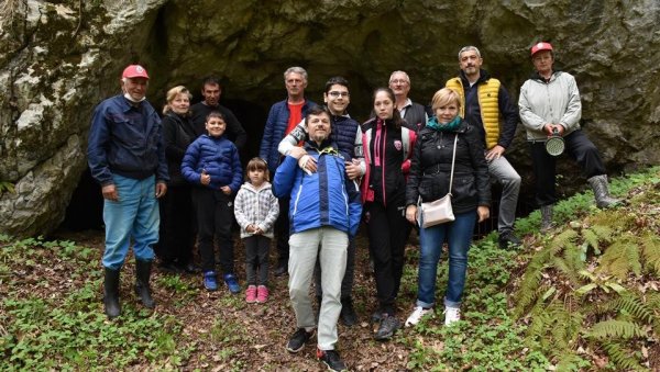 ДВОРАНА И ЈЕЗЕРО ПОД ЗЕМЉОМ: У плану уређење чувене Ковачевићеве пећине у рађевском селу Церова код Крупња ДВОРАНА И ЈЕЗЕРО ПОД ЗЕМЉОМ: У плану уређење чувене Ковачевићеве пећине у рађевском селу Церова код Крупња