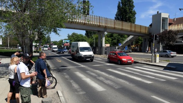 ПЕШАЦИ ПАСАРЕЛОМ ОД ЈУНА: Завршетак велелепног надвожњака који премошћава Радничку и Паштровићеву улици померан је досад чак три пута ПЕШАЦИ ПАСАРЕЛОМ ОД ЈУНА: Завршетак велелепног надвожњака који премошћава Радничку и Паштровићеву улици померан је досад чак три пута