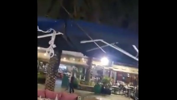 ЈЕЗИВ СНИМАК ИЗ ТЕЛ АВИВА: Људи снимали напад на град - ракета пала на њих (ВИДЕО) ЈЕЗИВ СНИМАК ИЗ ТЕЛ АВИВА: Људи снимали напад на град - ракета пала на њих (ВИДЕО)