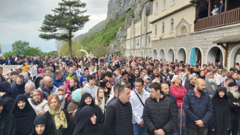 ХИЉАДЕ ВЕРНИКА НА ОСТРОГУ: На велики празник дошло и много Срба са Косова (ФОТО/ВИДЕО) ХИЉАДЕ ВЕРНИКА НА ОСТРОГУ: На велики празник дошло и много Срба са Косова (ФОТО/ВИДЕО)