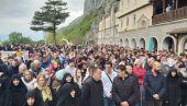 ХИЉАДЕ ВЕРНИКА НА ОСТРОГУ: На велики празник дошло и много Срба са Косова (ФОТО/ВИДЕО) ХИЉАДЕ ВЕРНИКА НА ОСТРОГУ: На велики празник дошло и много Срба са Косова (ФОТО/ВИДЕО)