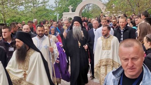 МИНИСТАР ПОПОВИЋ СА ВЕРНИЦИМА У ОСТРОГУ: Света архијерска литургија поводом 350 година од представљења Светог Василија Острошког МИНИСТАР ПОПОВИЋ СА ВЕРНИЦИМА У ОСТРОГУ: Света архијерска литургија поводом 350 година од представљења Светог Василија Острошког