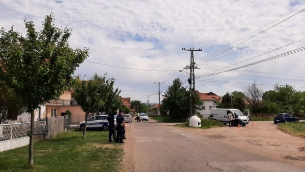 БРАНИО СЕ ЋУТАЊЕМ: Саслушан возач осумњичен да је комбијем усмртио дечака (4) у Поповцу БРАНИО СЕ ЋУТАЊЕМ: Саслушан возач осумњичен да је комбијем усмртио дечака (4) у Поповцу