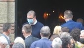 ПОСЛЕДЊИ ПОЗДРАВ БРАТИСЛАВУ ПЕТКОВИЋУ: На сахрани велики број пријатеља и колега, међу њима и председник Вучић (ФОТО/ВИДЕО) ПОСЛЕДЊИ ПОЗДРАВ БРАТИСЛАВУ ПЕТКОВИЋУ: На сахрани велики број пријатеља и колега, међу њима и председник Вучић (ФОТО/ВИДЕО)
