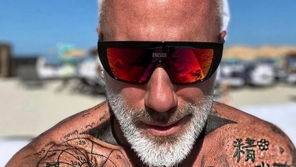 ИТАЛИЈАНСКИ ПЛЕЈБОЈ ДЕКА СЕ ВАКЦИНИСАО У БЕОГРАДУ: Ђанлука Ваки се појавио на Сајму - само због тога дошао у Србију ИТАЛИЈАНСКИ ПЛЕЈБОЈ ДЕКА СЕ ВАКЦИНИСАО У БЕОГРАДУ: Ђанлука Ваки се појавио на Сајму - само због тога дошао у Србију