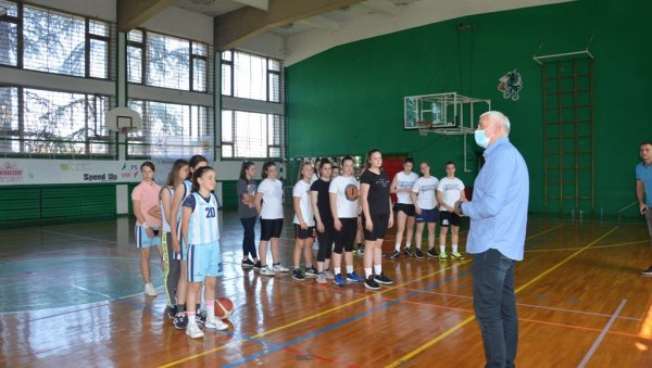 ОПШТИНСКО ТАКМИЧЕЊЕ У КОШАРЦИ: Најбоље девојчице ОШ Уједињене нације и ОШ Браћа Јерковић ОПШТИНСКО ТАКМИЧЕЊЕ У КОШАРЦИ: Најбоље девојчице ОШ Уједињене нације и ОШ Браћа Јерковић