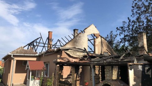 ЗА ТРЕН ОСТАЛИ БЕЗ КРОВА НАД ГЛАВОМ: У пожару код Зрењанина изгорела кућа Николића (ФОТО/ВИДЕО) ЗА ТРЕН ОСТАЛИ БЕЗ КРОВА НАД ГЛАВОМ: У пожару код Зрењанина изгорела кућа Николића (ФОТО/ВИДЕО)