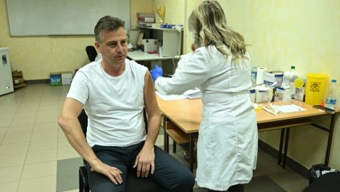 ПОЗИВ ГРАЂАНИМА ДА СЕ ВАКЦИНИШУ: Пиротски градоначелник примио другу дозу ПОЗИВ ГРАЂАНИМА ДА СЕ ВАКЦИНИШУ: Пиротски градоначелник примио другу дозу