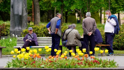 BEZ DRŽAVNE POMOĆI OSTAĆE 150.000 NAJSTARIJIH: Jedan deo vremešnih sugrađana nije obuhvaćen najnovijim vidom Vladine podrške BEZ DRŽAVNE POMOĆI OSTAĆE 150.000 NAJSTARIJIH: Jedan deo vremešnih sugrađana nije obuhvaćen najnovijim vidom Vladine podrške