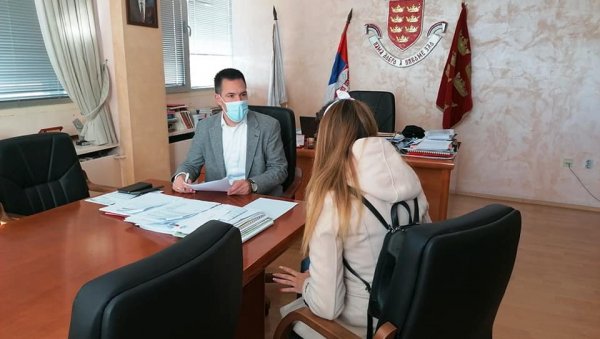ЗАЈЕДНО РЕШАВАЈУ ПРОБЛЕМЕ: Градоначелник Краљева у свом кабинету редовно обаваља пријем грађана ЗАЈЕДНО РЕШАВАЈУ ПРОБЛЕМЕ: Градоначелник Краљева у свом кабинету редовно обаваља пријем грађана