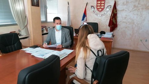 ЗАЈЕДНО РЕШАВАЈУ ПРОБЛЕМЕ: Градоначелник Краљева у свом кабинету редовно обаваља пријем грађана ЗАЈЕДНО РЕШАВАЈУ ПРОБЛЕМЕ: Градоначелник Краљева у свом кабинету редовно обаваља пријем грађана