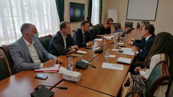 НАСТАВЉАЈУ СЕ ИНВЕСТИЦИЈЕ НА АЕРОДРОМУ: Мали се састао са регионалним директором компаније Ванси Ерпортс НАСТАВЉАЈУ СЕ ИНВЕСТИЦИЈЕ НА АЕРОДРОМУ: Мали се састао са регионалним директором компаније Ванси Ерпортс