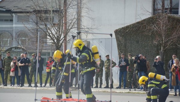 ТРАЖИ СЕ 12 БУДУЋИХ ВАТРОГАСАЦА: Конкурс за оспосовљавање за обављање ватрогасно-спасилачких послова у Расинском округу ТРАЖИ СЕ 12 БУДУЋИХ ВАТРОГАСАЦА: Конкурс за оспосовљавање за обављање ватрогасно-спасилачких послова у Расинском округу