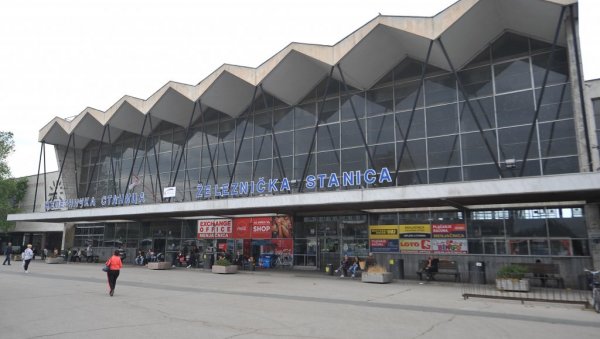 ПЕРОНИ У МРКЛОМ МРАКУ: Новосадска железничка станица због пожара на трафостаници десет дана нема електричну енергију ПЕРОНИ У МРКЛОМ МРАКУ: Новосадска железничка станица због пожара на трафостаници десет дана нема електричну енергију