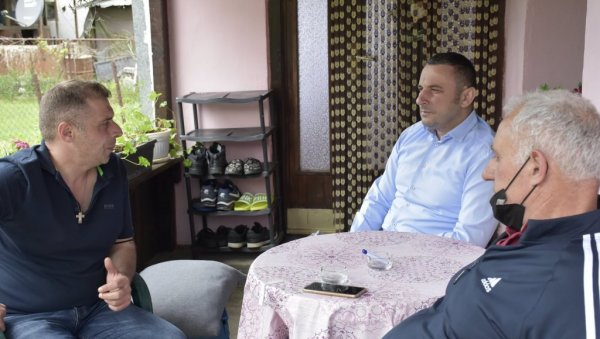 ПОПОВИЋ ОБИШАО ПОРОДИЦУ МИЉКОВИЋ ИЗ ЛИПЉАНА: Албанац на њиховом имању гради вишеспратницу (ФОТО) ПОПОВИЋ ОБИШАО ПОРОДИЦУ МИЉКОВИЋ ИЗ ЛИПЉАНА: Албанац на њиховом имању гради вишеспратницу (ФОТО)