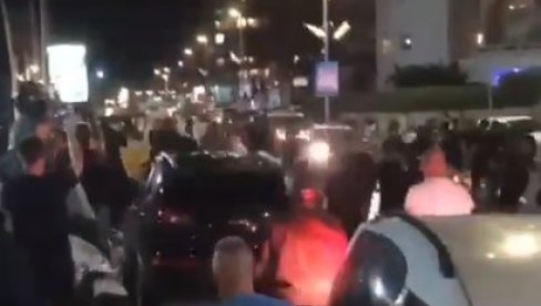 БРУТАЛНО НАСИЉЕ У ТЕЛ АВИВУ: Руља извукла возача из возила и пребила га БРУТАЛНО НАСИЉЕ У ТЕЛ АВИВУ: Руља извукла возача из возила и пребила га