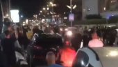 БРУТАЛНО НАСИЉЕ У ТЕЛ АВИВУ: Руља извукла возача из возила и пребила га БРУТАЛНО НАСИЉЕ У ТЕЛ АВИВУ: Руља извукла возача из возила и пребила га