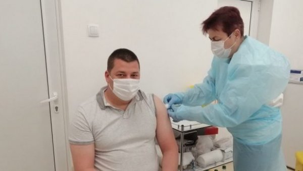 ВАКЦИНИСАО СЕ ПРЕДСЕДНИК ОПШТИНЕ ПЛАНДИШТЕ: Прву дозу примио у локалном Сому здравља и дао пример другима ВАКЦИНИСАО СЕ ПРЕДСЕДНИК ОПШТИНЕ ПЛАНДИШТЕ: Прву дозу примио у локалном Сому здравља и дао пример другима