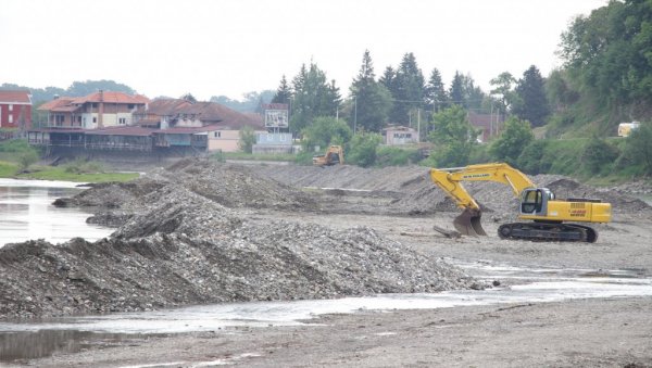 ЧИШЋЕЊЕ КОРИТА ЗАПАДНЕ МОРАВЕ: Сава материјал који буде извађен биће искоришћен за изградњу ауто-пута ЧИШЋЕЊЕ КОРИТА ЗАПАДНЕ МОРАВЕ: Сава материјал који буде извађен биће искоришћен за изградњу ауто-пута