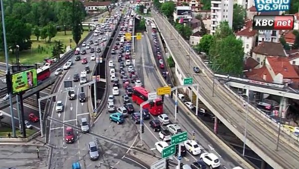 ГУЖВЕ И ОВОГ ЈУТРА: У овим деловима Београда саобраћај се одвија успорено (ФОТО) ГУЖВЕ И ОВОГ ЈУТРА: У овим деловима Београда саобраћај се одвија успорено (ФОТО)