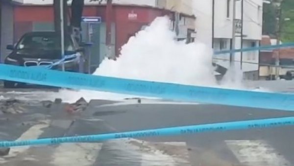 ГЕЈЗИР У БЕОГРАДУ: Пукао асфалт у Грчића Миленка - вода шикља на све стране (ФОТО) ГЕЈЗИР У БЕОГРАДУ: Пукао асфалт у Грчића Миленка - вода шикља на све стране (ФОТО)