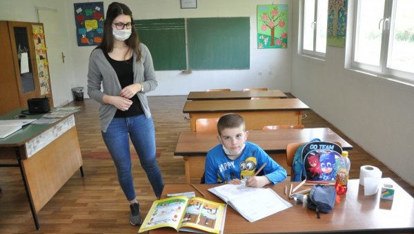 ЈЕДНА УЧИТЕЉИЦА И ЈЕДАН ЂАК: Све више празних подручних школа у Семберији и Мајевици ЈЕДНА УЧИТЕЉИЦА И ЈЕДАН ЂАК: Све више празних подручних школа у Семберији и Мајевици
