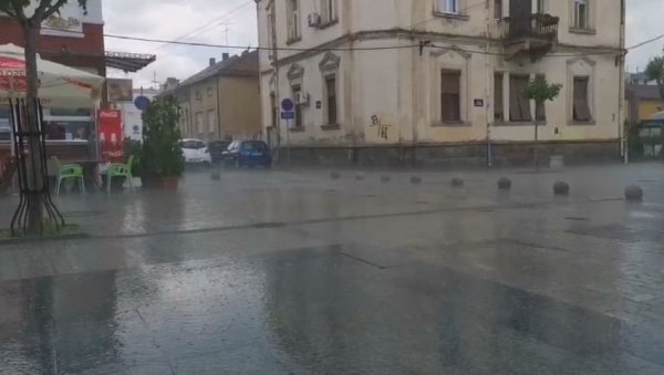 ПРОВАЛА ОБЛАКА У КРУШЕВЦУ: Јак пљусак потопио улице, падао и град (ВИДЕО) ПРОВАЛА ОБЛАКА У КРУШЕВЦУ: Јак пљусак потопио улице, падао и град (ВИДЕО)
