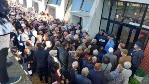 HAOS U PRIŠTINI: Obustavljena vakcinacija, intervenisala policija (VIDEO) HAOS U PRIŠTINI: Obustavljena vakcinacija, intervenisala policija (VIDEO)