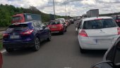 OGROMNA GUŽVA KOD BEGALJIČKOG BRDA: Automobili mile, kolona vozila u obe trake (FOTO) OGROMNA GUŽVA KOD BEGALJIČKOG BRDA: Automobili mile, kolona vozila u obe trake (FOTO)