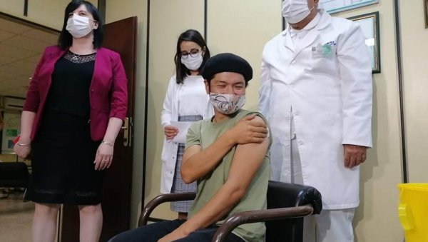 ЈАПАНАЦ СЕ ВАКЦИНИСАО У СРБИЈИ: У нашој земљи се на свом путу око света задржао из овог разлога (ФОТО/ВИДЕО) ЈАПАНАЦ СЕ ВАКЦИНИСАО У СРБИЈИ: У нашој земљи се на свом путу око света задржао из овог разлога (ФОТО/ВИДЕО)