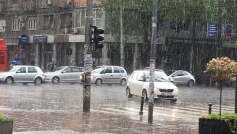 NEVREME STIGLO U BEOGRAD: Sastavili se nebo i zemlja, olujni vetar, kiša i grmljavina ne prestaju, ulice pune vode! (VIDEO) NEVREME STIGLO U BEOGRAD: Sastavili se nebo i zemlja, olujni vetar, kiša i grmljavina ne prestaju, ulice pune vode! (VIDEO)