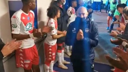 POČASNI ŠPALIR ZA PORAŽENI TIM? Trener i fudbaleri Monaka oduševili su svet ovim gestom (VIDEO) POČASNI ŠPALIR ZA PORAŽENI TIM? Trener i fudbaleri Monaka oduševili su svet ovim gestom (VIDEO)