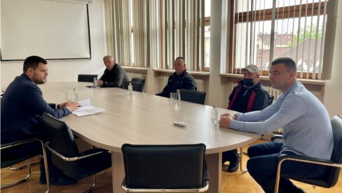 KOVAČEVIĆ SE SASTAO SA RADNICIMA ŽELEZARE: Opština Nikšić će pomoći da se pronađe rešenje i ponovo pokrene proizvodnja KOVAČEVIĆ SE SASTAO SA RADNICIMA ŽELEZARE: Opština Nikšić će pomoći da se pronađe rešenje i ponovo pokrene proizvodnja