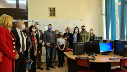 ПОДСТИЦАЈ ЗА УЧЕНИКЕ: Министар Бранко Ружић уручио 30 рачунара економској школи у Зрењанину ПОДСТИЦАЈ ЗА УЧЕНИКЕ: Министар Бранко Ружић уручио 30 рачунара економској школи у Зрењанину