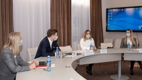 ЖЕЂУ УБИЈАЈУ КОМАРЦЕ: Инсекти удружили Војводину са Барањом и Славонијом, хватаће крвопије у клопке које опонашају људски мирис ЖЕЂУ УБИЈАЈУ КОМАРЦЕ: Инсекти удружили Војводину са Барањом и Славонијом, хватаће крвопије у клопке које опонашају људски мирис