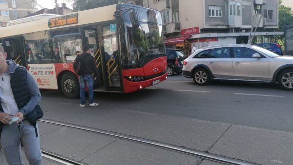 ИНЦИДЕНТ НА БАНОВОМ БРДУ: Поломили стакло на аутобусу ИНЦИДЕНТ НА БАНОВОМ БРДУ: Поломили стакло на аутобусу