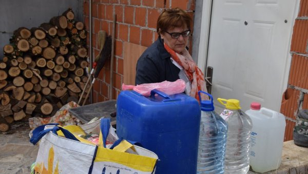 ВОДОВОД ИМ ПУНИ ПОТОК, А СЛАВИНЕ - СУВЕ: Житељи Лозовика недалеко од Јагодине две године не могу да реше проблем снабдевања ВОДОВОД ИМ ПУНИ ПОТОК, А СЛАВИНЕ - СУВЕ: Житељи Лозовика недалеко од Јагодине две године не могу да реше проблем снабдевања