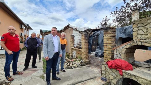 U MUCI NISU SAMI: Zrenjanin obezbedio građevinski materijal za porodicu kojoj je kuća izgorela u požaru (FOTO) U MUCI NISU SAMI: Zrenjanin obezbedio građevinski materijal za porodicu kojoj je kuća izgorela u požaru (FOTO)