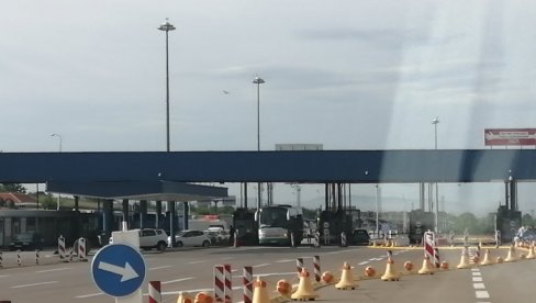 ОВО ЈЕ ПОТРЕБНО ЗА ЛЕТОВАЊЕ У ГРЧКОЈ: Насумична тестирања на граничном прелазу Евзони - почела туристичка сезона (ФОТО/ВИДЕО) ОВО ЈЕ ПОТРЕБНО ЗА ЛЕТОВАЊЕ У ГРЧКОЈ: Насумична тестирања на граничном прелазу Евзони - почела туристичка сезона (ФОТО/ВИДЕО)