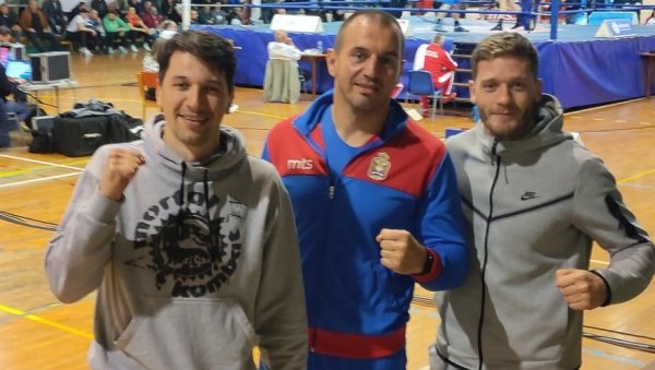 САВИЋ И РАДОЈИЧИЋ УЗ СРПСКЕ БОКСЕРЕ: Звезди након преокрета дерби на Црвеном крсту САВИЋ И РАДОЈИЧИЋ УЗ СРПСКЕ БОКСЕРЕ: Звезди након преокрета дерби на Црвеном крсту
