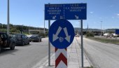 TOTALNI KOLAPS NA EVZONIJU: Čeka se satima, kolonama se ne vidi kraj (FOTO) TOTALNI KOLAPS NA EVZONIJU: Čeka se satima, kolonama se ne vidi kraj (FOTO)