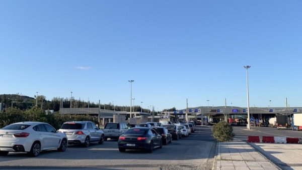 СИТУАЦИЈА НА ЕВЗОНИЈУ САДА РЕДОВНА: Систем пао на 15 минута, загушење настало због прилива туриста СИТУАЦИЈА НА ЕВЗОНИЈУ САДА РЕДОВНА: Систем пао на 15 минута, загушење настало због прилива туриста